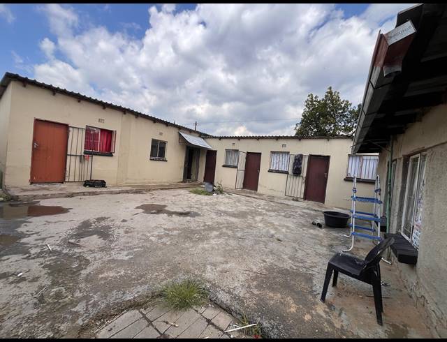 18 BEDROOM HOUSE FOR SALE IN VEREENIGING CENTRAL